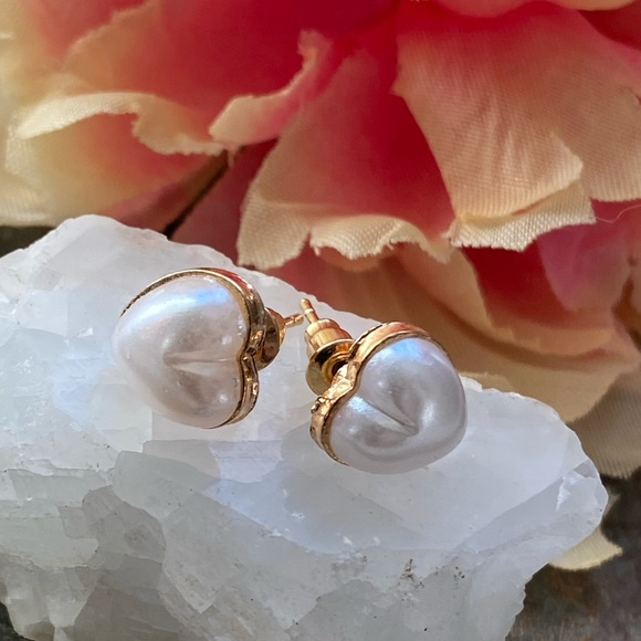 ๐Sale ๐2 for $10 NWOT pearl look hearts in gold (color) setting post earrings - Picture 2 of 5